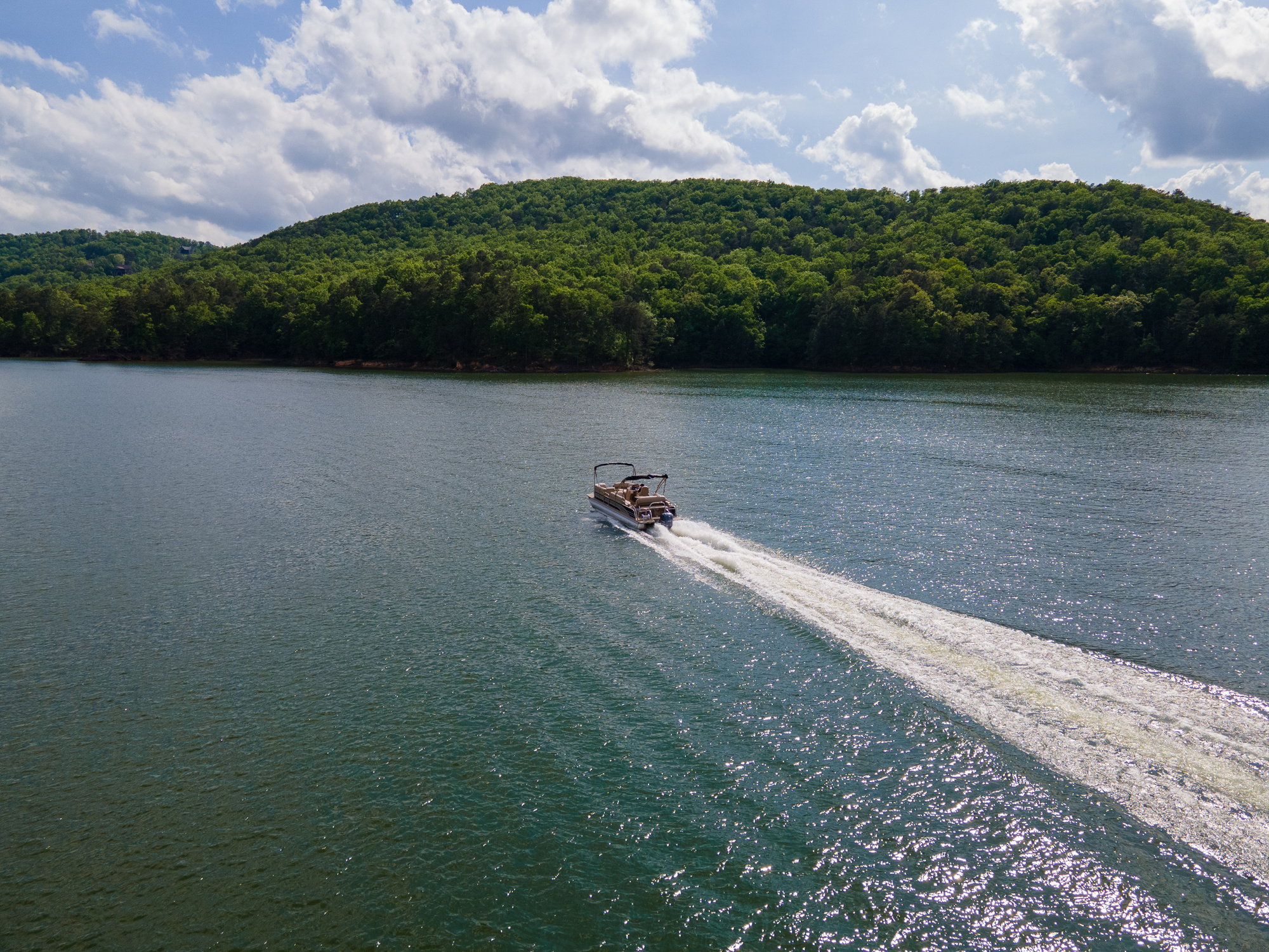 Pontoon Boat at Full Throttle On Lake